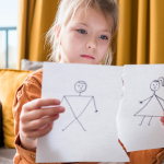 Ergenlerde Kimlik Bunalımı: Aileler Bu Süreci Nasıl Yönetmeli?